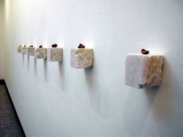 Paolo Icaro, Sette interdigitali 2006 marmo di Carrara e creta cm12x200x10