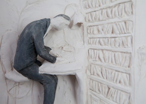 Pino Deodato, Ricamo di fumo (particolare), 2014, terracotta policroma, 12 x 16 x 3 cm. Ph Tommaso Riva.